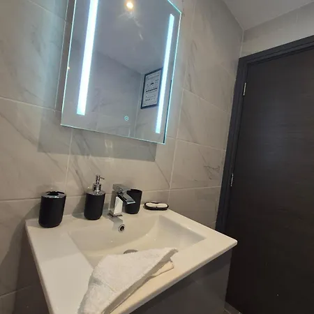 Centre With Super King Bed Fully Equipped Perfect For Longer * Bradford (West Yorkshire)