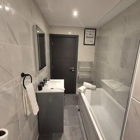 Centre With Super King Bed Fully Equipped Perfect For Longer 아파트