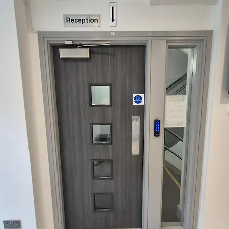 Centre With Super King Bed Fully Equipped Perfect For Longer * Bradford (West Yorkshire)