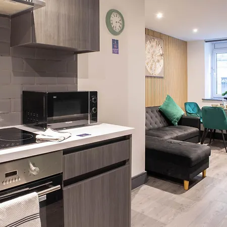 Centre With Super King Bed Fully Equipped Perfect For Longer * Bradford (West Yorkshire)